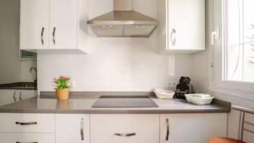 Een magnetron, een oven, een kookplaat, een vaatwasser