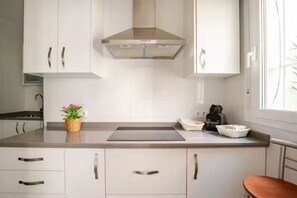 Een microgolfoven, een oven, een kookplaat, een vaatwasser