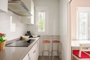 Oven, stovetop, dishwasher, cookware/dishes/utensils - Beautiful Duplex in the Center of Seville (Sevilla)