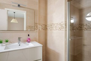 Shower, hair dryer, towels, soap - Beautiful Duplex in the Center of Seville (Sevilla)