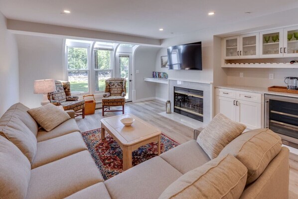 TV - Waterfront Condo @ Base of Loon! (Lincoln)