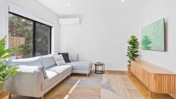 Apartamento, 2 quartos | Área de estar | TV de tela plana