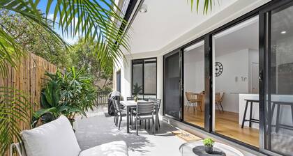 Private Burleigh Retreat a Walk to Beach