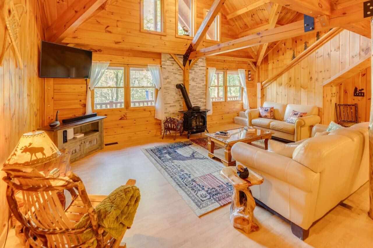 Een smart-tv, een open haard en een muziekbibliotheek