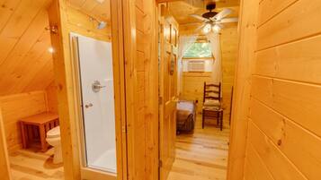 4 slaapkamers, een bureau, een strijkplank/strijkijzer, reisbedje