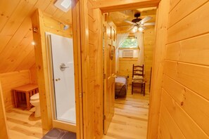 4 室のベッドルーム、デスク、アイロン / アイロン台、旅行用ベビーベッド