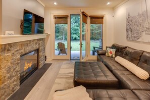 Smart TV, fireplace