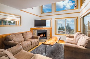 Smart TV, fireplace, video games, table football - Mountain Magic: Hot Tub, Games & Ski in/ski out (Big White)