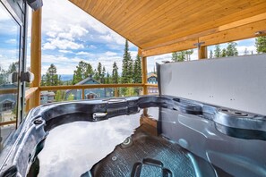 Indoor spa tub - Mountain Magic: Hot Tub, Games & Ski in/ski out (Big White)