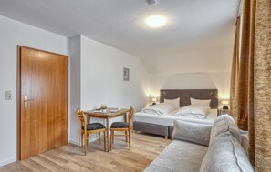 1 bedroom, travel cot, free WiFi, bed sheets - Lovely apartment in Bischofsheim (Bischofsheim)