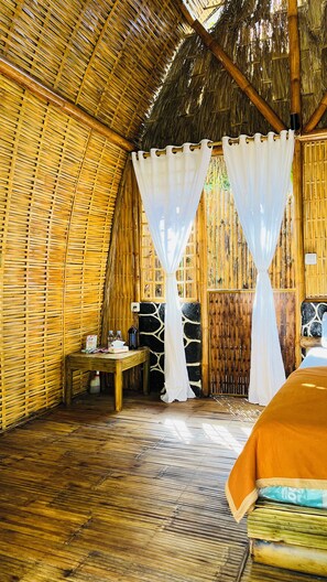 Comfort tweepersoonskamer, uitzicht op tuin | Een bureau, een laptopwerkplek, verduisterende gordijnen, gratis wifi