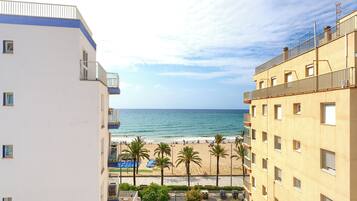 Ubicación a pie de playa y tumbonas