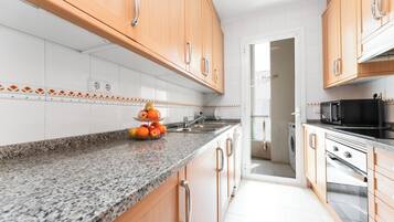 Een koelkast, een magnetron, een oven, een vaatwasser