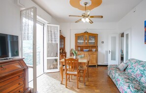 Smart TV, chimenea, futbolito y tenis de mesa 
