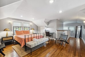 Ein Schlafzimmer mit Bett, Schreibtisch und Stuhl.