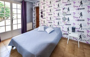 4 bedrooms, travel cot, bed sheets