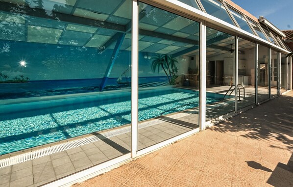 Indoor pool - Stunning home in Orange (Orange)