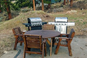 Outdoor dining - One Bedroom, Two Bath Condo with River View (Estes Park)