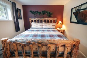 1 bedroom, free WiFi, bed sheets - Beautiful River and Mountain Views from Deck (Estes Park)