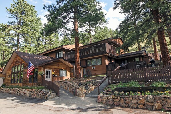 Exterior - Inexpensive Studio with King bed, Mountain Style decor, and patio with gas grill (Estes Park)