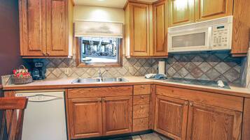 Réfrigérateur, micro-ondes, plaque de cuisson, lave-vaisselle