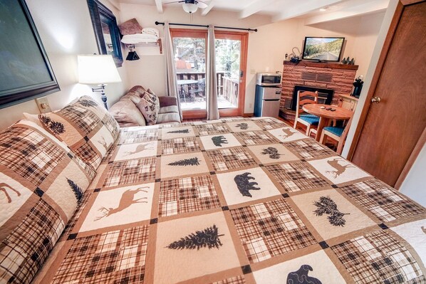 Tabla de planchar con plancha, wifi gratis y ropa de cama 