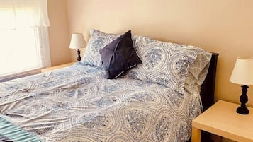 2 bedrooms, desk, iron/ironing board, WiFi