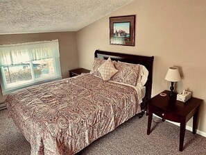 2 bedrooms, desk, iron/ironing board, WiFi