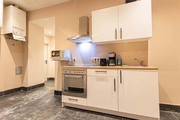 Frigorifero, microonde, forno, piano cottura