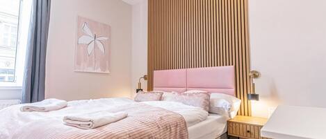 1 dormitorio, tabla de planchar con plancha, wifi y ropa de cama