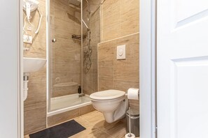 Doccia, asciugacapelli, asciugamani, sapone