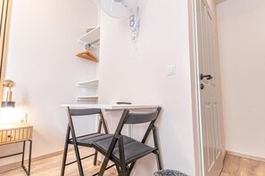 Interior - Stylish Room, 6-Minutes to Wiener Stadthalle (Vienna)