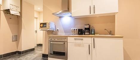 Geladeira, micro-ondas, fogão, cooktop