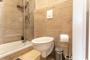 Shower, hair dryer, towels, soap - Stylish Room, 6-Minutes to Wiener Stadthalle (Vienna)