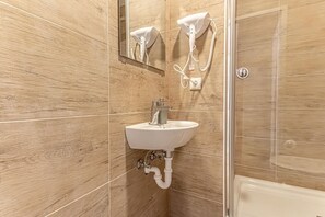 Douche, sèche-cheveux, serviettes fournies, savon