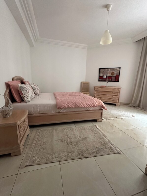 2 habitaciones, tabla de planchar con plancha, wifi y ropa de cama 