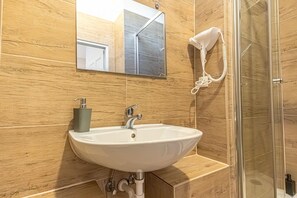 Een douche, een haardroger, handdoeken, zeep