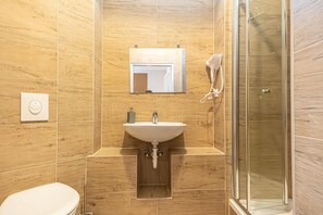 Een douche, een haardroger, handdoeken, zeep