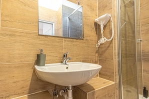 Bruser, hårtørrer, håndklæder, Sæbe