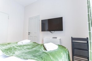 1 slaapkamer, een strijkplank/strijkijzer, wifi, beddengoed