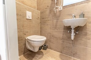 Een douche, een haardroger, handdoeken, zeep