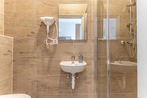 Chuveiro, secador de cabelo, toalhas de banho, sabonete