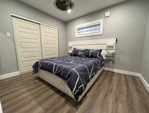 2 bedrooms, in-room safe, desk, iron/ironing board