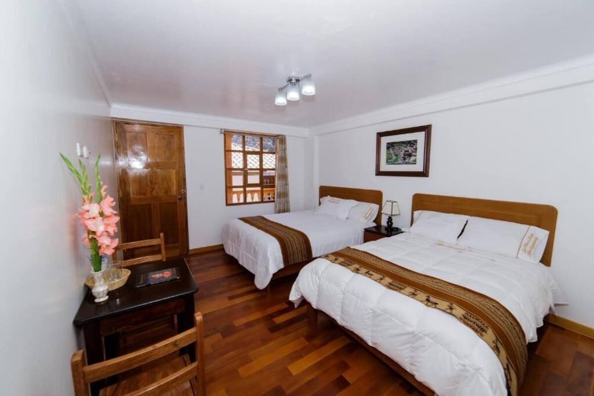 Comfort vierpersoonskamer, uitzicht op de binnenplaats | Een bureau, gratis wifi