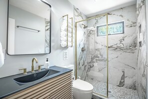 Een douche, een haardroger, handdoeken, zeep