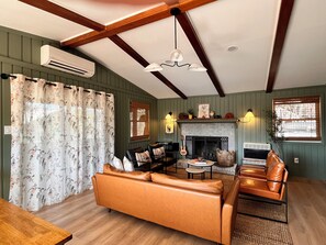 Smart TV, fireplace, table football, books - Cozy Family Friendly Cottage: GameRoom, Fire Pits & Mtn Views, Mins 2 Ski Resort (Basye)