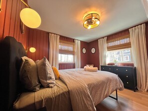 4 bedrooms, iron/ironing board, free WiFi, bed sheets - Cozy Family Friendly Cottage: GameRoom, Fire Pits & Mtn Views, Mins 2 Ski Resort (Basye)