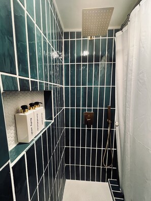 Sèche-cheveux, serviettes fournies, savon, shampoing