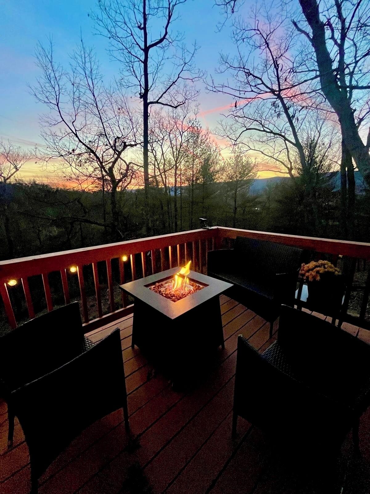 Spectacular Mountain Views & sunsets from the deck.