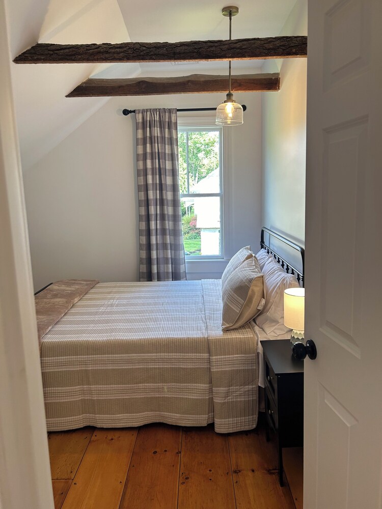 4bedroom 1825 New England home in quintessential S. Londonderry, VT